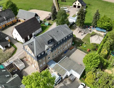 Luftaufnahme der Kita Regenbogen in Burgstädt
